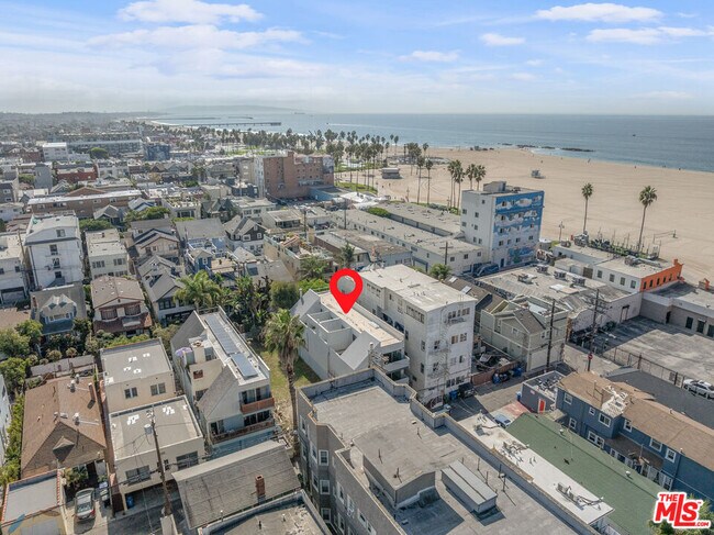 Building Photo - 21 1/2 Wavecrest Ave