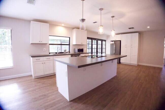 Building Photo - 700 N Perry Ave