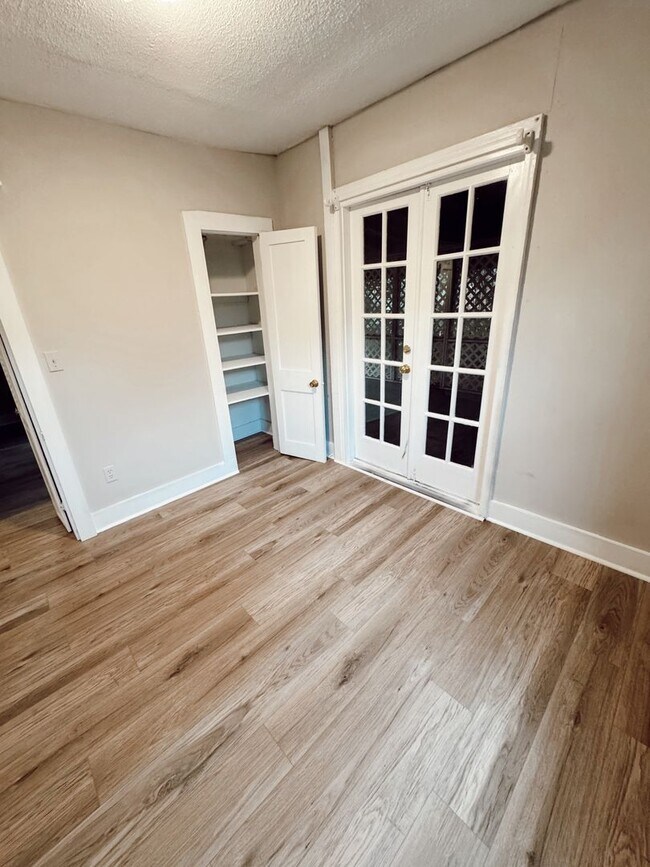 Building Photo - Charming 3-Bedroom Cottage in Normaltown –...