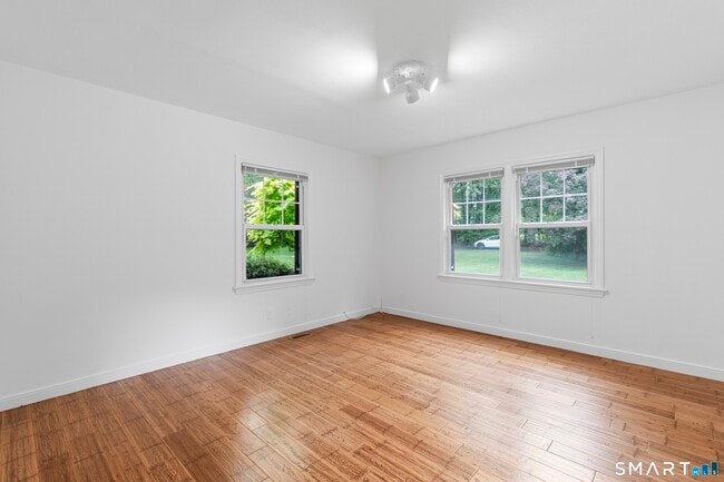 Building Photo - 190 E Rocks Rd