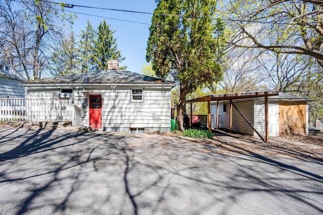 Building Photo - LEASE TAKEOVER - Perfect for Students!