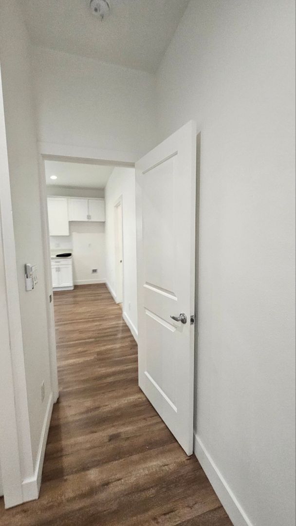 Building Photo - 1100 W 45th St