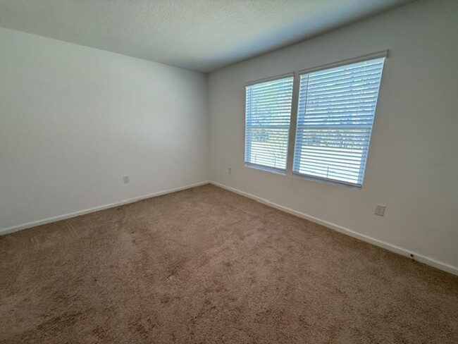 Building Photo - Beautiful 3 bedroom townhome for rent in E...