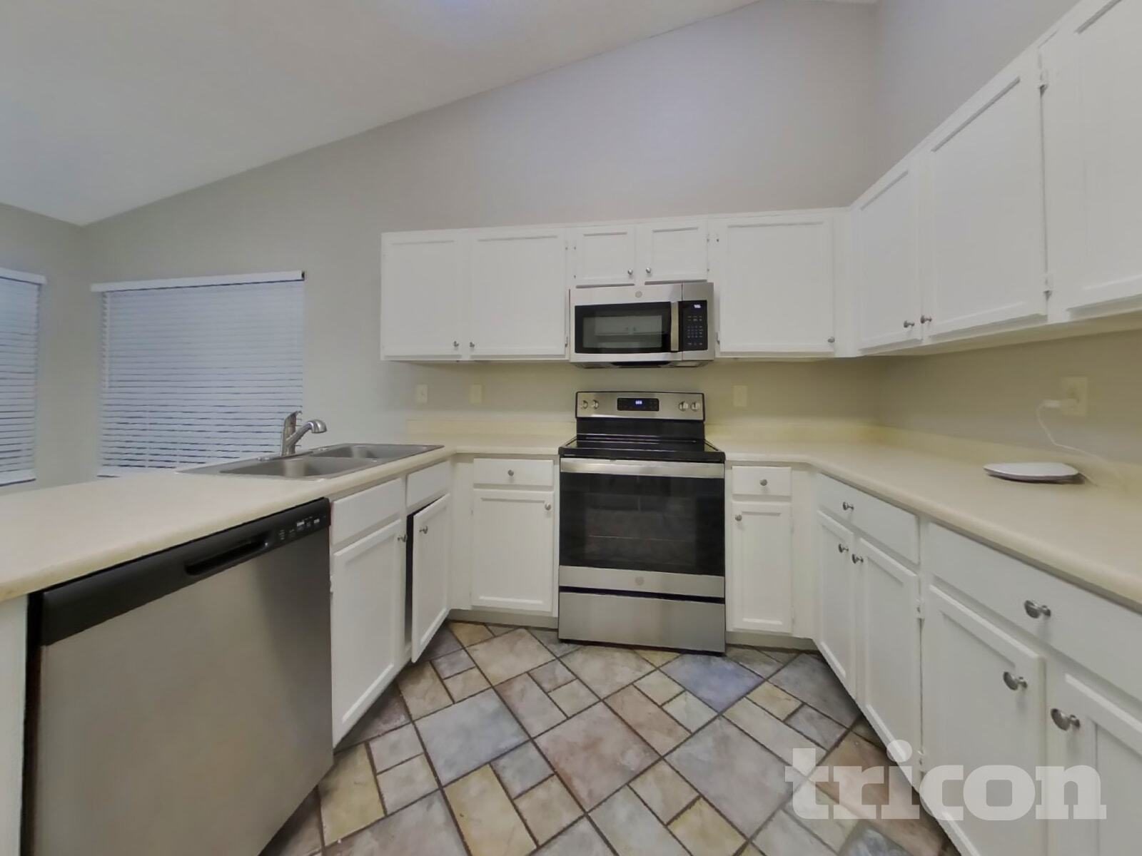 Building Photo - 8621 W Willow Ave