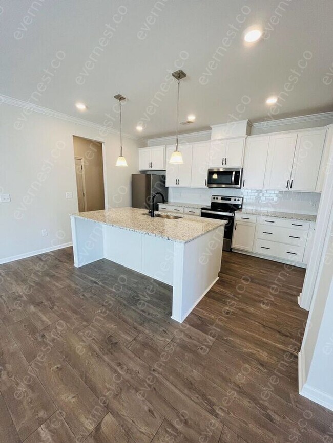 Building Photo - 4-Bedroom, 2.5-Bathroom Home with Modern A...