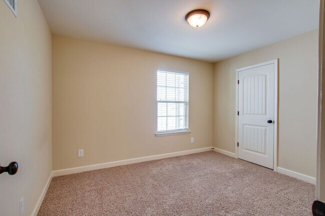 Building Photo - Fantastic brick home located just minutes ...