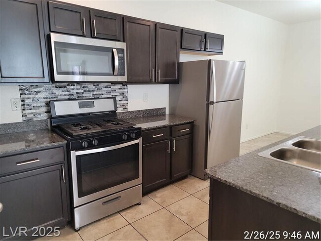 Building Photo - LOCATED JUST MINUTES FROM NELLIS AFB IN GU...