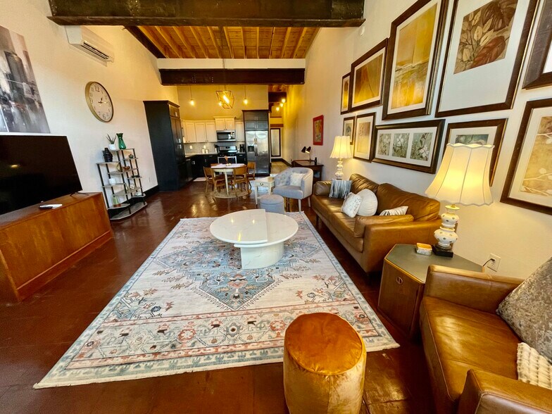 Building Photo - 719 S. Baker St.