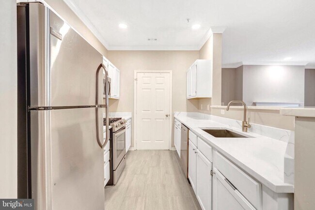 Building Photo - 1701 Lake Shore Crest Dr