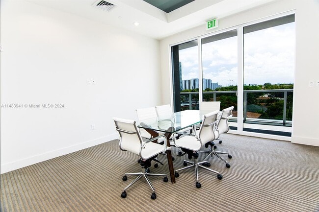 Building Photo - 600 NE 27th St