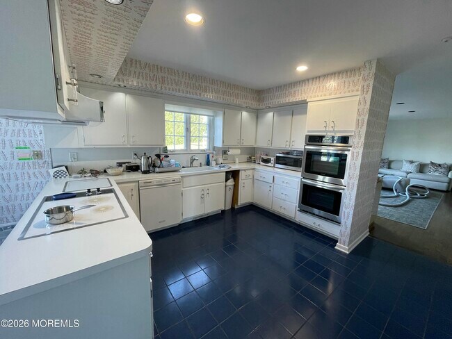 Building Photo - 60 Larchwood Ave