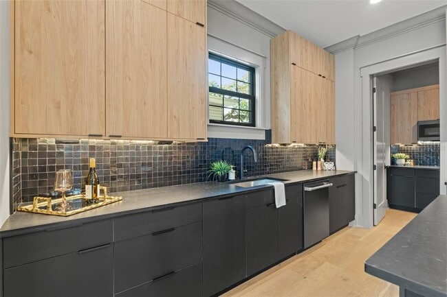 Building Photo - 807 W Park Ave