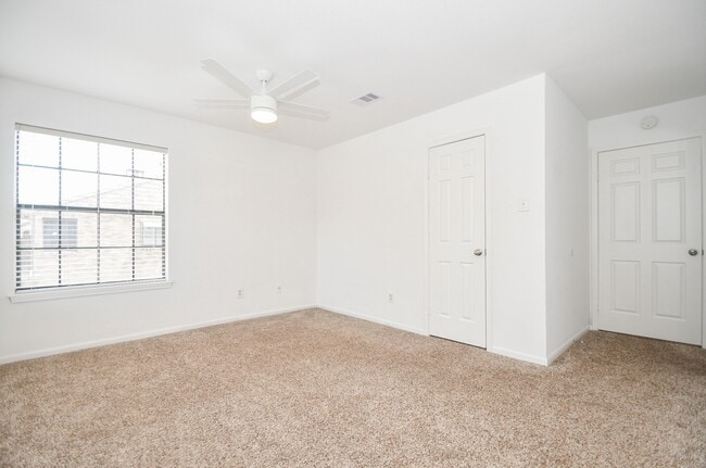 Building Photo - 718 Country Pl Dr