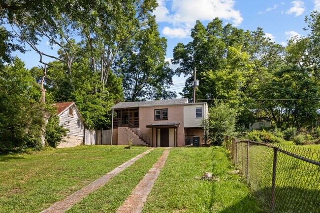 Building Photo - Charming 3 Bedroom 2 Bathroom Home