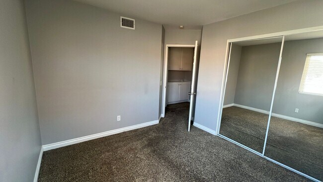 Building Photo - EAST PALMDALE HOME