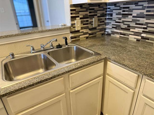 Building Photo - 405 Amber Ln