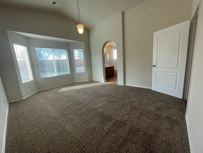 Building Photo - 4 bed 2 bath home in Huning Ranch.