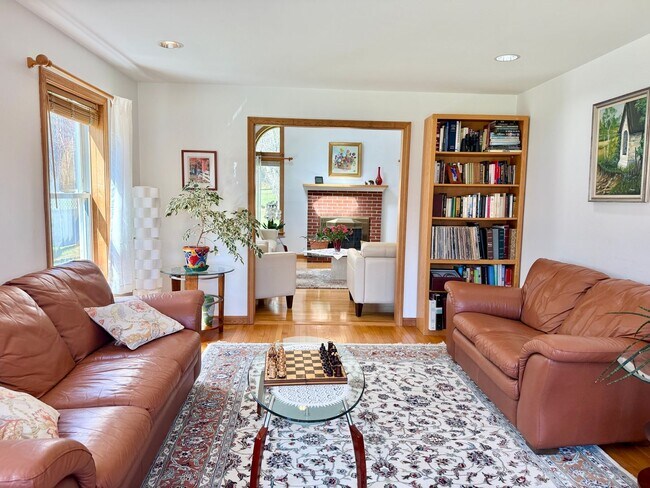 Building Photo - Meticulously Maintained 3BD/2.5BA Home in Quiet Westbrook Neighborhood!