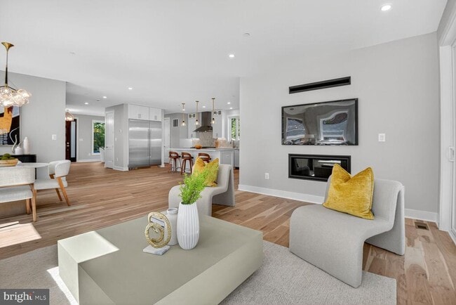 Building Photo - 5310 Cathedral Ave NW