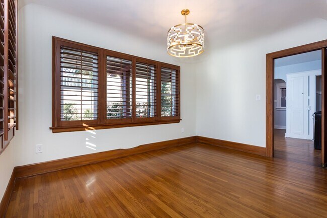 Building Photo - Charming Spanish in Kensington