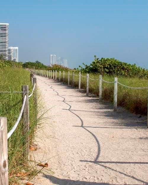 Building Photo - 8851 Byron Ave