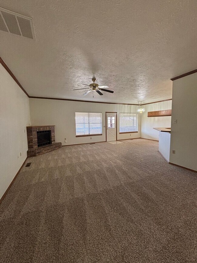 Building Photo - 3br 2.5ba on Surrey Hills Golf Course!!