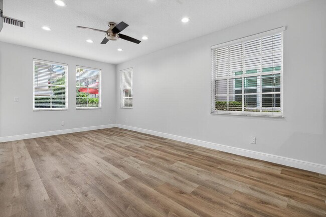 Building Photo - 318 September St