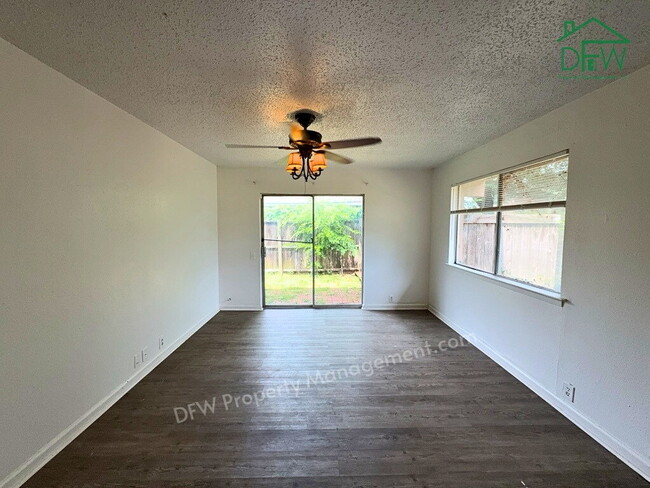 Building Photo - 3 Bed / 2 Bath Townhome - Fenced Yard, Community Pool