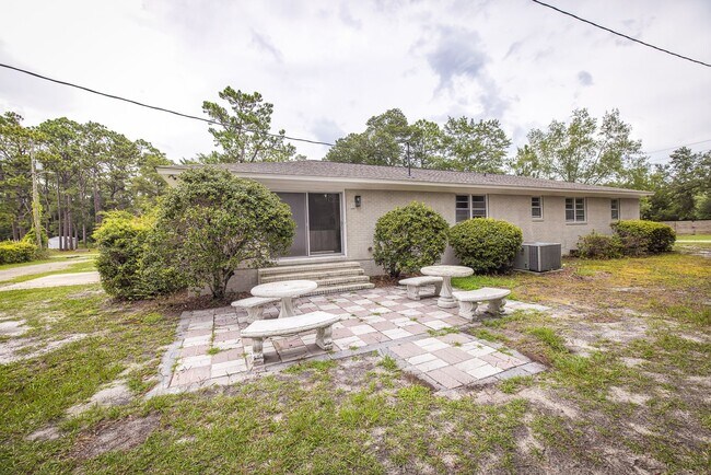 Building Photo - 9 Castlewood Dr