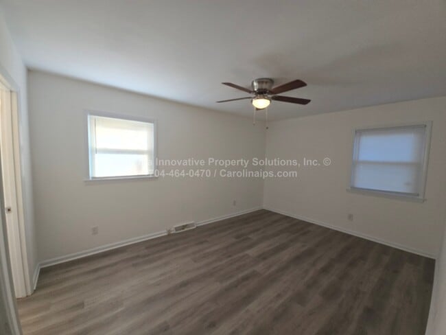 Building Photo - 1805 Falconhurst Dr