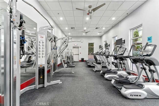 Building Photo - 645 W 9th St