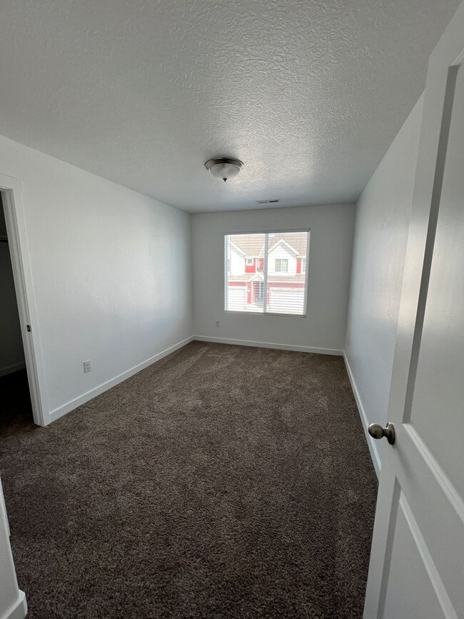 Building Photo - 4 Bedroom 3 Bath FOR RENT FINISHED BASEMENT