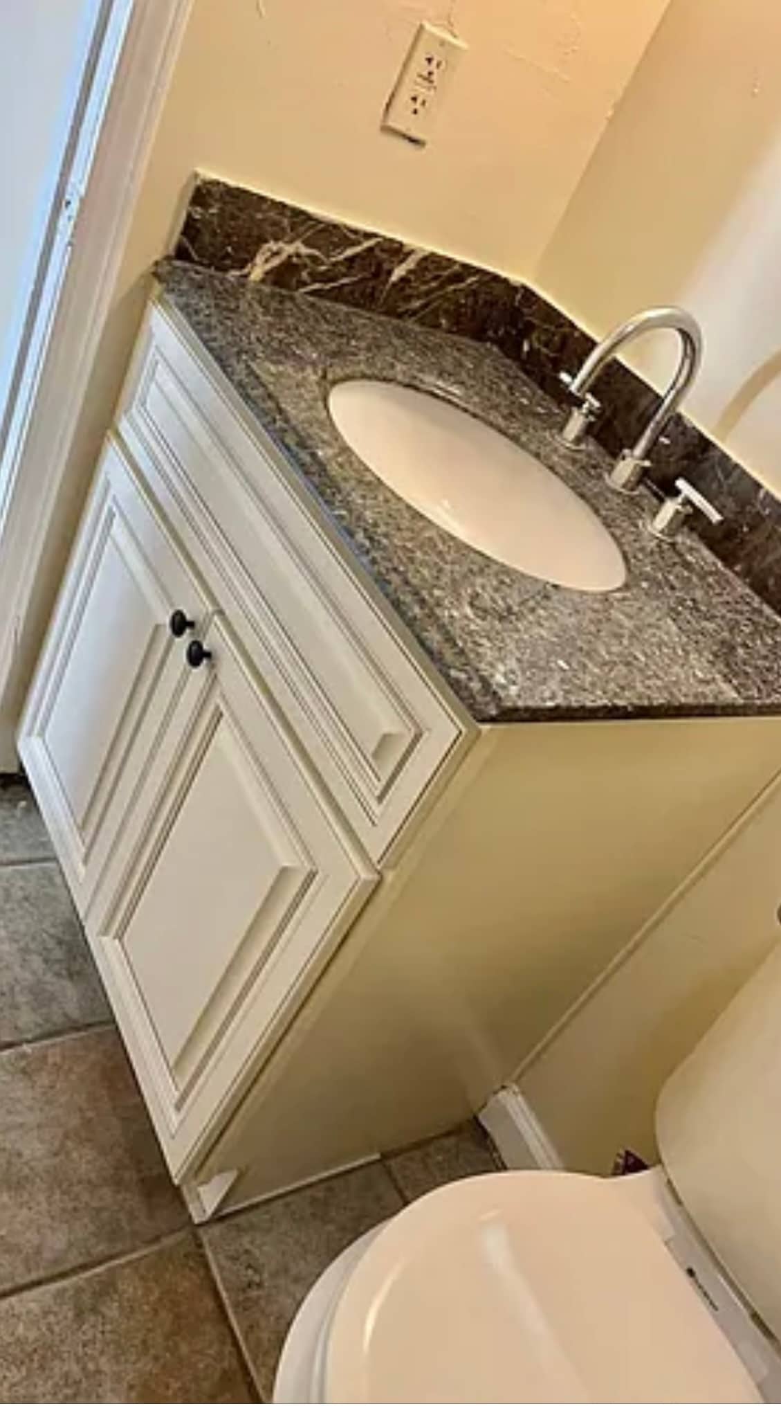 Half bathroom - 705 Vouray Dr