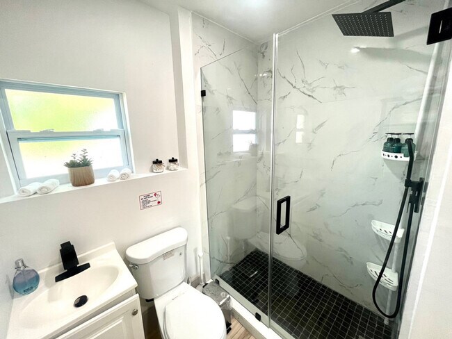 Building Photo - 834 NE 14th Ave