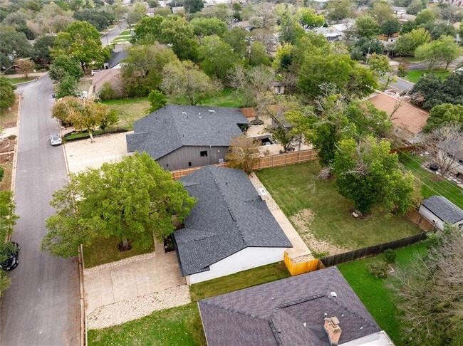 Building Photo - 2207 Southern Oaks Dr