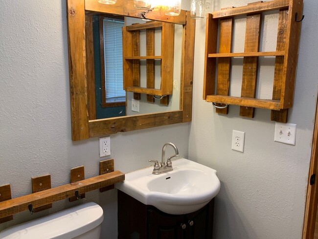 Building Photo - 3 Bed, 2 Bath Home in North Fargo with a Fenced in Yard!