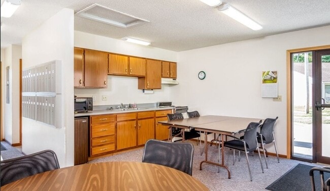 Building Photo - 602 Van Dorn St