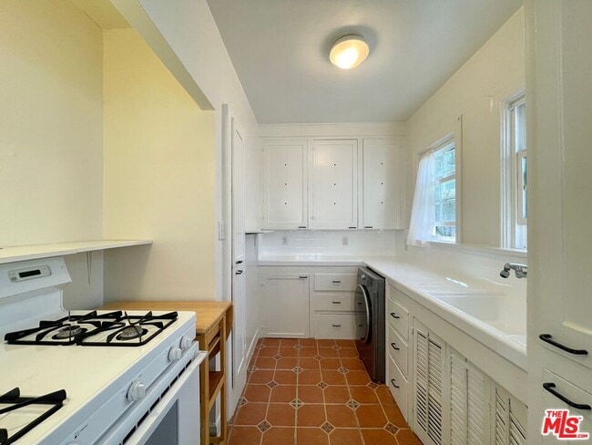 Building Photo - 521 Kings Rd