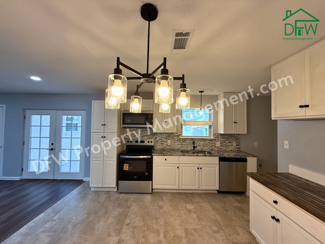 Building Photo - Beautifully Renovated 4-Bedroom Home with Large Backyard in Watauga!