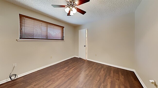 Building Photo - 1910 Pear Creek Cir