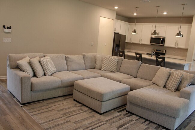 Building Photo - Spacious 5 Bedroom, 3 Bathroom in Gated Se...