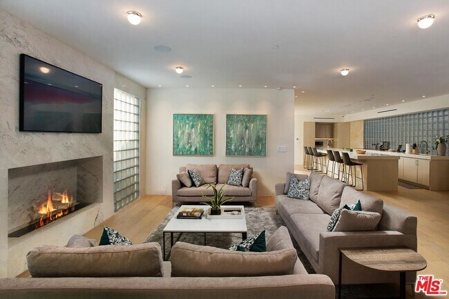 Building Photo - 508 N Sweetzer Ave