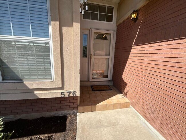 Building Photo - 4 bdrm 3 bth Home 2 Car Garage- HOA with Pool