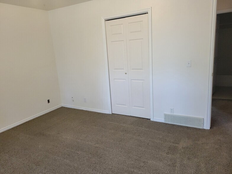 Building Photo - 743 Sioux Dr