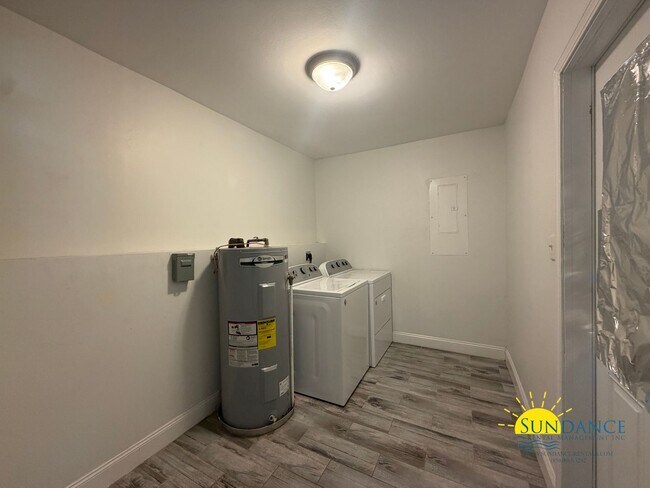 Building Photo - Great 3 Bedroom Home in Fort Walton Beach with Solar Panels-Near Hurlburt Field!