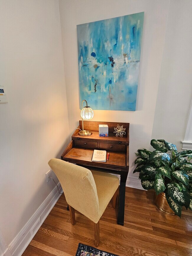 Work or study area - 3541 Fort Ave