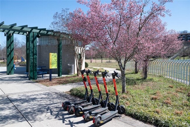 Building Photo - 1060 Grant Way SE