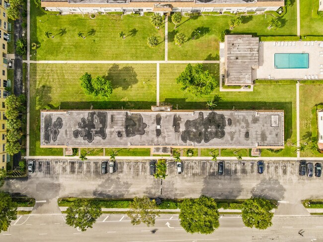 Building Photo - 9911 Sandalfoot Blvd