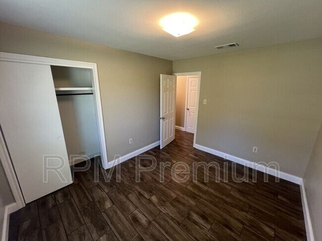 Building Photo - 207 Sinbad St