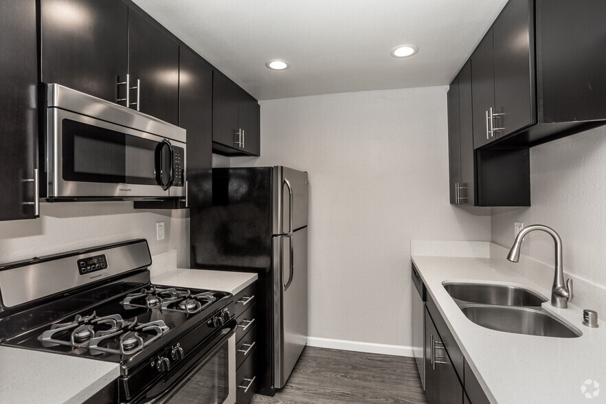 1BR, 1BA, Den - 934 SF - The Summit